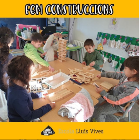 Els alumnes d'infantil juguen amb les construccions